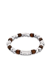 Pulsera de cuentas que combina metal plateado y cuentas de madera marrón, con un eslabón rectangular liso de plata grabado con "UNO de 50."