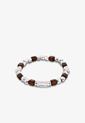 Bracciale con perline in metallo color argento e perline di legno marrone, con un elegante elemento rettangolare in argento inciso con "UNO de 50."