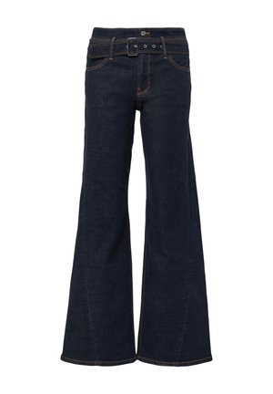 Dunkelblaue, ausgestellte Jeans aus Denim mit hoher Taille, die über fünf Taschen, eine Gürtelschlaufe und kontrastierende orangefarbene Nähte verfügt.