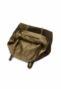 Olijfgroene suède tote bag met twee banden, gevoerde binnenkant met een ritsvak en een gladde stoftextuur. Open ontwerp voor gebruiksgemak.