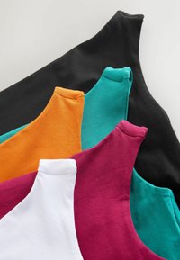 Rôzne tielka v čiernej, tyrkysovej, oranžovej, vínovej a bielej farbe, vyrobené z elastickej bavlnenej látky s výstrihom do tvaru lodičky.