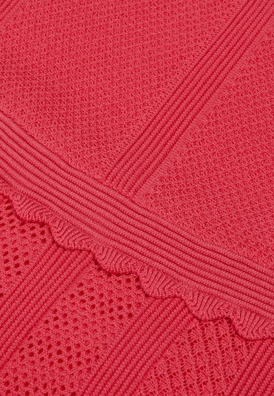 Tissu tricoté en corail vif avec un motif texturé, présentant des accents côtelés et festonnés dans divers styles de points.