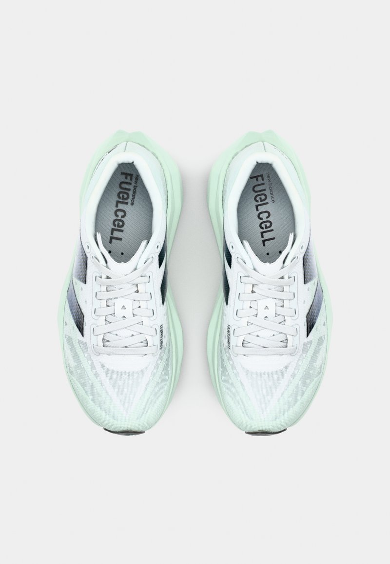 Leichte Sportschuhe in Weiß und Mintgrün, mit einem Obermaterial aus Mesh, reflektierenden Akzenten und einer gepolsterten Sohle mit strukturiertem Muster.