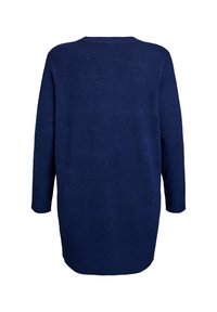 Pull en tricot oversize bleu marine, avec un col rond, des manches longues et un ourlet côtelé. Texture douce avec une coupe décontractée.