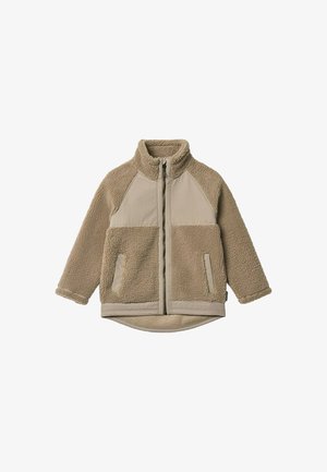 Chaqueta de forro polar beige con cremallera completa en el frente, cuello alto, paneles de tela texturizada en el pecho y los bolsillos, y mangas largas.