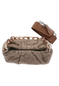 Borsa in tessuto beige a forma di cuscino con lettering in rilievo, manico a catena trasparente e tracolla marrone staccabile. Apertura con cerniera nella parte superiore.