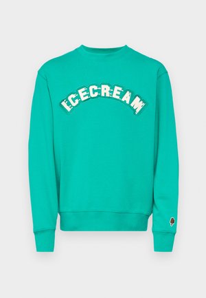 Tirkīza krāsas džemperis ar apaļu kakla izgriezumu, uz krūtīm ar baltiem un zaļiem burtiem, uzraksts "ICECREAM" un ar brūnas saldētas uzpūtenes grafiku uz piedurknes.