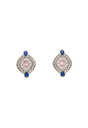 Silberohrringe mit einer stilisierten Augensilhouette, einem zentralen rosa Edelstein und blauen Tropfenakzenten, eingebettet in ein strukturiertes, kunstvolles Design.