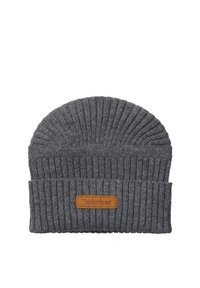 Cappello grigio lavorato a maglia con una spessa texture a coste. Presenta una toppa in pelle marrone con il logo "Timberland" sul risvolto piegato.