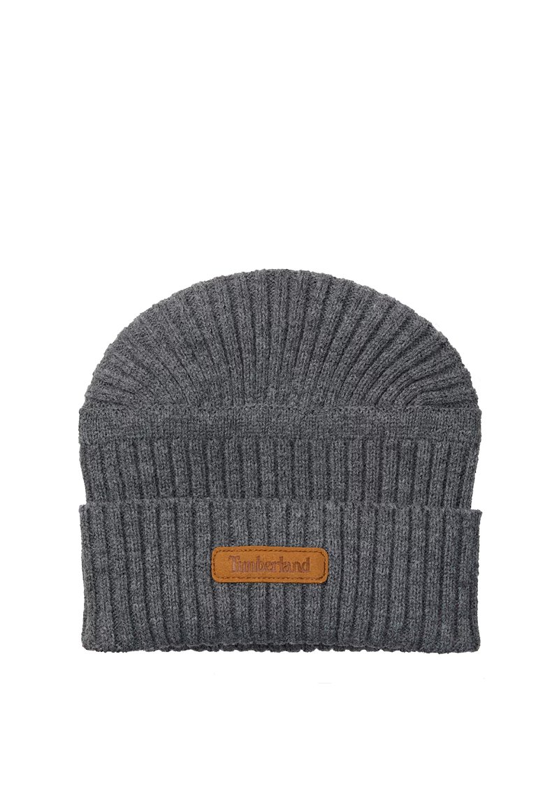 Cappello grigio lavorato a maglia con una spessa texture a coste. Presenta una toppa in pelle marrone con il logo "Timberland" sul risvolto piegato.
