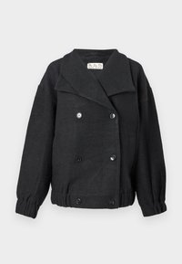 Μαύρο σακάκι από μείγμα μάλλινου υφάσματος με διπλό μπουφάν, μεγάλο γιακά και ελαστικούς μανσέτες. Περιλαμβάνει δύο μπροστινές τσέπες και διακοσμητικά κουμπιά.