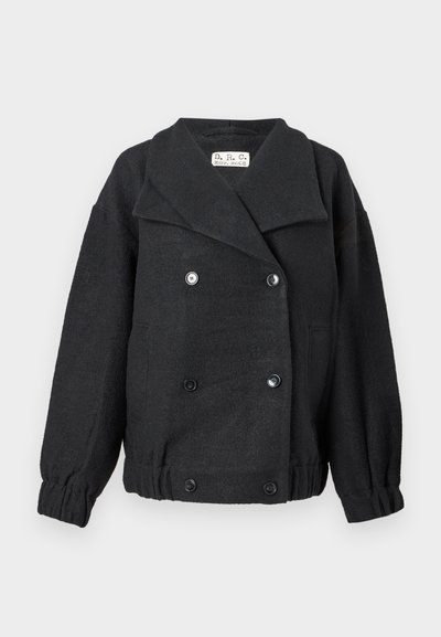 Chaqueta de mezcla de lana negra con diseño de doble botonadura, gran cuello y puños elásticos. Incluye dos bolsillos frontales y acentos de botones.