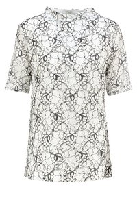 Top de encaje negro con un patrón floral sobre un fondo claro. Mangas cortas y un escote alto, con un acabado texturizado.