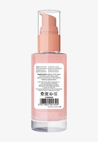 Przezroczysta szklana butelka zawierająca różowy serum primer z dozownikiem pompki. Etykieta zawiera minimalny tekst oraz instrukcje aplikacji na odwrocie.