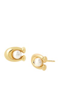 Boucles d'oreilles en métal doré présentant un design arrondi en forme de fer à cheval avec une perle blanche centrale. Texture lisse avec finition polie.