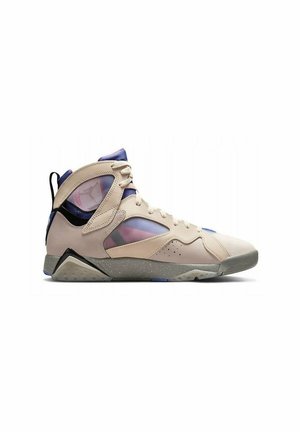Baskets montantes beiges avec panneaux translucides, doublure intérieure violette et rose, semelle grise tachetée et languette de talon noire.