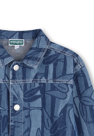 Blauwe spijkerjas met een donker abstract bladerenpatroon, voorzien van een standaard kraag, drukknoopsluiting en contrasterende stikseldetails.