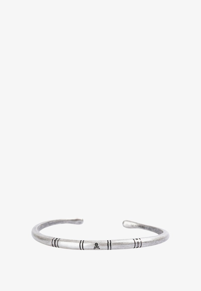 Pulsera de muñeca de plata con acabado de metal cepillado, con franjas horizontales negras y un pequeño ícono de calavera. Diseño simple y abierto.