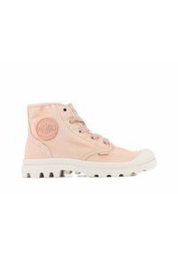 Canvas högstövel i mjuk rosa, med en vit gummitå och texturerad sula. Sidomärke visar varumärket med snörning framtill.