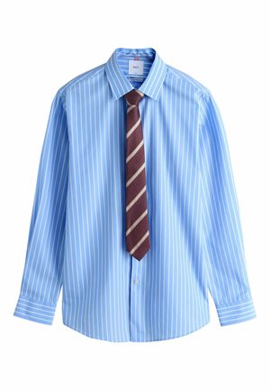 Hellblaues Hemd mit langen Ärmeln und weißen vertikalen Streifen, kombiniert mit einer bordeauxroten und weißen diagonal gestreiften Krawatte.