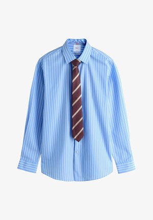 Hellblaues Hemd mit langen Ärmeln und weißen vertikalen Streifen, kombiniert mit einer bordeauxroten und weißen diagonal gestreiften Krawatte.