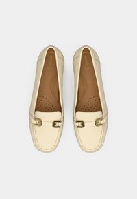 Roomkleurige leren loafers met een gestructureerde afwerking, voorzien van een decoratieve gouden gesp en geperforeerde binnenzolen voor ademend vermogen.