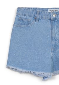 Bermuda in denim azzurro chiaro con orlo sfilacciato, caratterizzata da un motivo a pois argentati sparsi. Include una tasca frontale e una chiusura con bottone metallico.