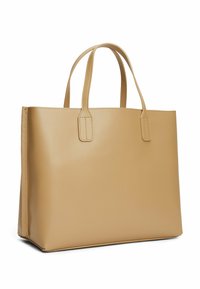 Borsa tote marrone realizzata in materiale sintetico liscio, dotata di due manici robusti e di una forma rettangolare strutturata con cuciture minime.