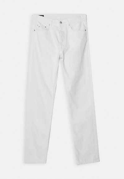 Jean en denim blanc avec une coupe droite, design à cinq poches et taille à bouton. Présente des coutures discrètes et des accents en métal.