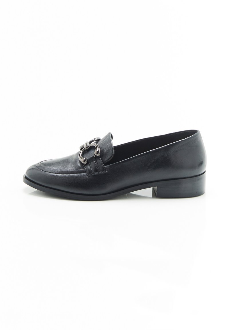 Zwarte leren loafer met een lage hak, voorzien van een frontband met een zilveren ronde gespsluiting en een gladde textuur.