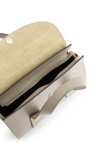 Beige Lederhandtasche mit einem Wildlederfutter. Verfügt über einen goldenen Druckverschluss, ein Reißverschlussfach und ein strukturiertes Design.