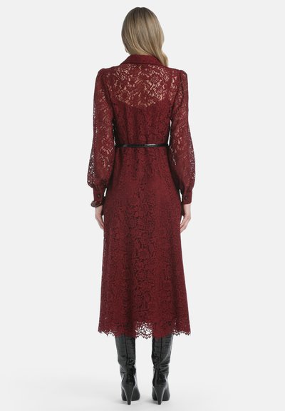Burgunderfarbenes Spitzenkleid mit langen Ärmeln, kragenähnlichem Hals, tailliertem Gürtel und gewelltem Saum, das kunstvolle Muster aufweist.