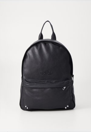 Schwarzer Leder-Rucksack mit runder Form, Griff oben, Reißverschlussfach vorne und silbernen Hardware-Akzenten. Strukturierte Oberfläche mit geprägtem Logo.
