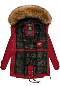 Röd parkas med foder i päls, svart isolerad insida, quiltat mönster, dragsko i midjan och sidofickor.