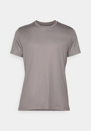 Grå kortermet t-skjorte laget av teksturert stoff med rund hals og en subtil logoaksent på ermene. Enkelt og rent design.
