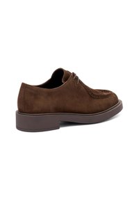 Zapatos de ante marrón con cordones, puntera redondeada, acentos cosidos y una suela de goma marrón duradera. La vista lateral resalta el diseño y la textura.