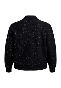 Černý svetr s tečkovaným vzorem bílých teček. Kulatý výstřih, dlouhé rukávy, žebrované manžety a lem, měkká pletená textura.