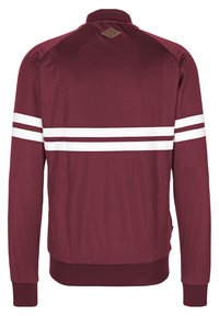 Bordo treniruotė su baltais ruožais per pečius ir rankoves. Ypatybės: raukšlėtas apykaklė ir rankogaliai, bei mažas logotipas nugaroje.