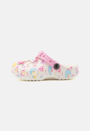 Sabot blanc avec bride réglable rose et motifs d'animaux de dessin animé multicolores, comprenant des chats et des oiseaux, sur fond uni.