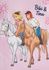Illustrazione di Bibi e Tina su tessuto rosa, con un cavallo grigio chiaro e un cavallo marrone, e due ragazze in abbigliamento da equitazione.