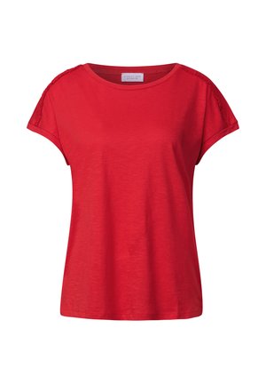 Camiseta corta roja de manga corta hecha de tejido suave. Presenta un cuello redondo y detalles texturizados en los hombros. Diseño ligero.