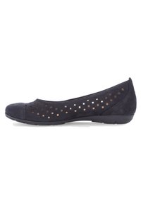 Bailarinas de ante negro con patrones cuadrados recortados en los laterales, puntera redondeada y suela de goma flexible.
