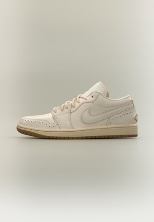 Jordan, WMNS AIR JORDAN 1 LOW UNISEX - Sportcipő - chalk/chalk/metallic gold/pearl white