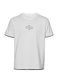 Biała bawełniana koszulka z krótkimi rękawami, z czarnym nadrukiem graficznym z napisem "CROSS JEANS 1990" umieszczonym na środku przodu. Czarne akcenty na rękawach.