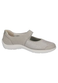 Helle graue Slipper mit einem strukturierten Obermaterial im Reptilienmuster und glatten Lederelementen. Verfügt über eine flexible weiße Sohle und einen verstellbaren Riemen.