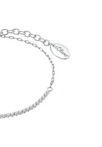 Bracciale in argento con una fila curva di strass, collegata da un doppio anello e rifinita con un piccolo pendente inciso.