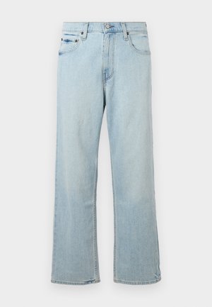 Jean en denim bleu clair au design large et décontracté. Comprend cinq poches, des passants de ceinture et une fermeture éclair avec un bouton.