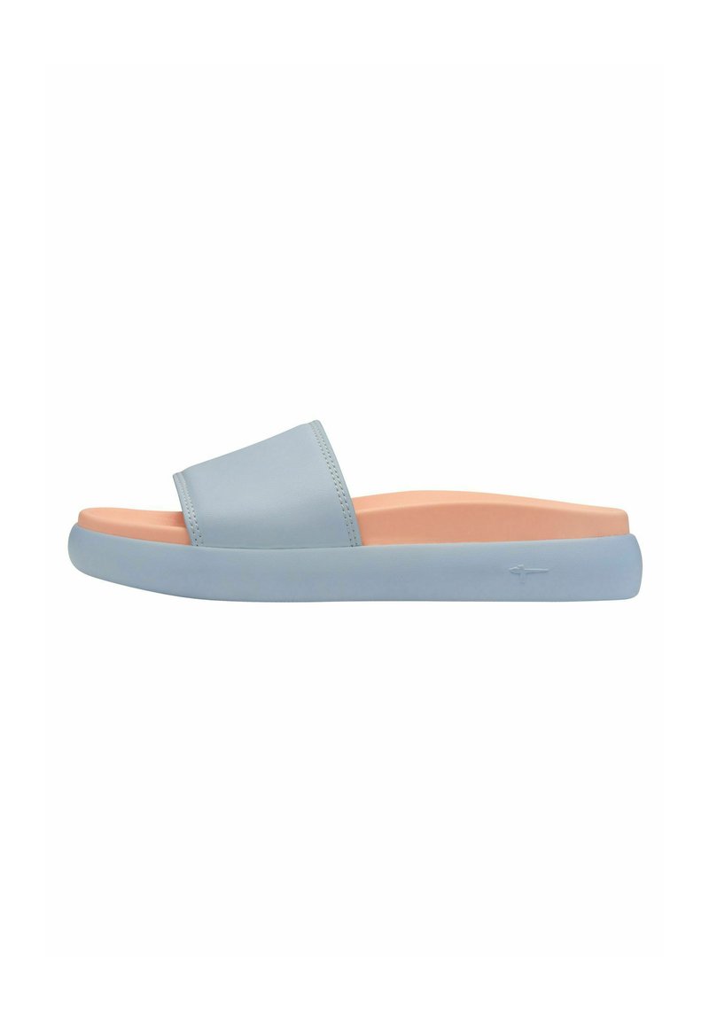 Ljusblå slide-sandal med en bred rem, mjuk orange fotbädd och en platt texturerad sula, med minimalistisk design och eleganta linjer.