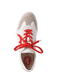 Baskets blanches et beiges avec des lacets rouges vifs noués en nœud, vues de dessus, montrant la marque "Jana relax" à l'intérieur de la chaussure.