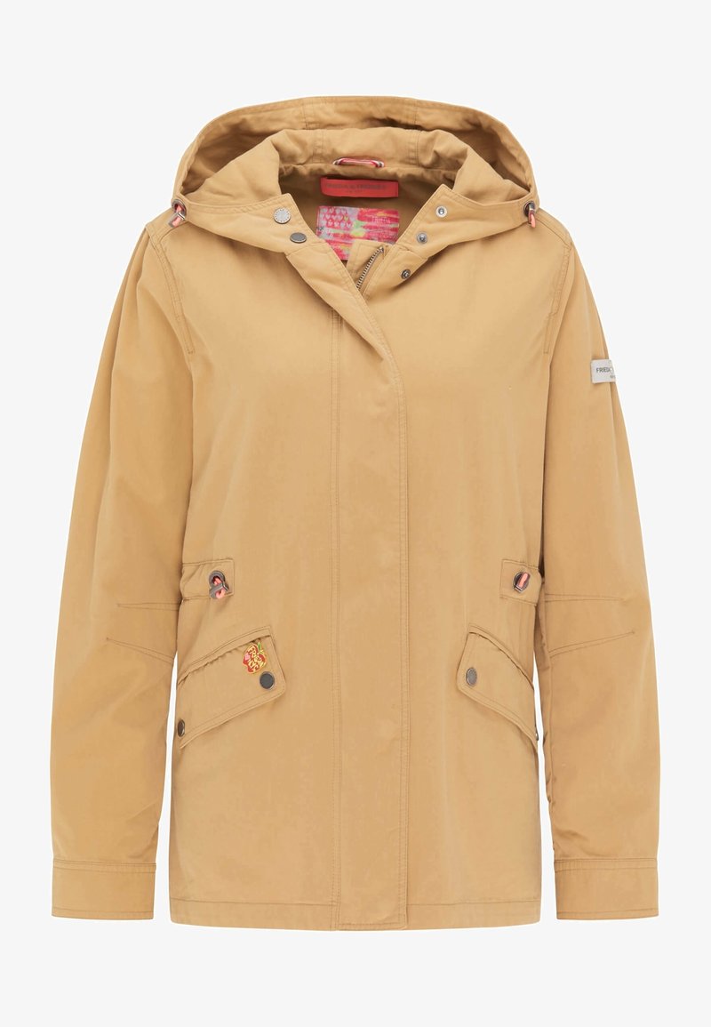 Tan waterdichte jas met een capuchon, voorzien van twee voorzakken, drukknoopsluiting en contrasterende roze binnenvoering. Heeft een logo op de mouw.
